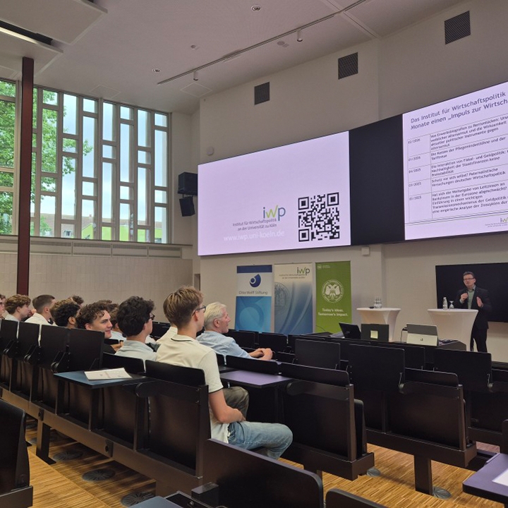 -06-30 Exkursion Uni Koeln IPW Begrussung Prof. Roth